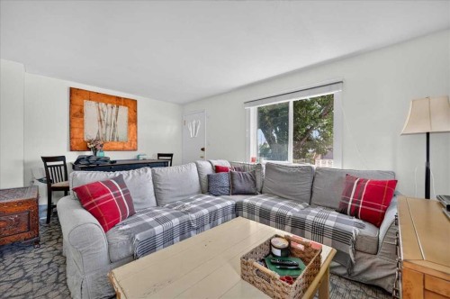 440 53 Avenue Sw, Calgary, AB - Indoor Photo Showing Living Room