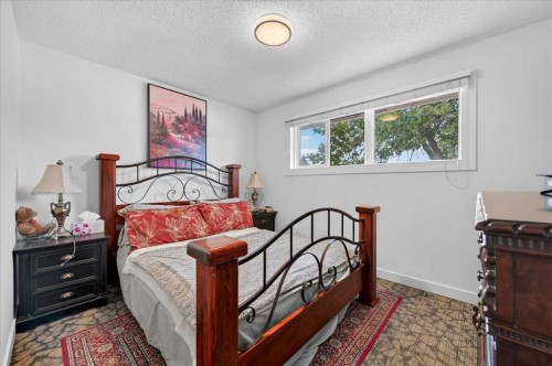 440 53 Avenue Sw, Calgary, AB - Indoor Photo Showing Bedroom
