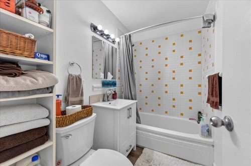 440 53 Avenue Sw, Calgary, AB - Indoor Photo Showing Bathroom