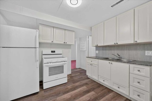 440 53 Avenue Sw, Calgary, AB - Indoor Photo Showing Kitchen