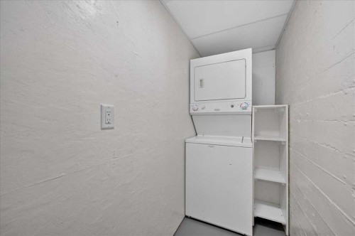 440 53 Avenue Sw, Calgary, AB - Indoor Photo Showing Laundry Room