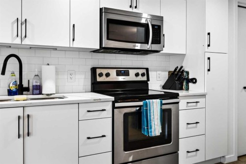 103-1920 11 Avenue Sw, Calgary, AB - Indoor Photo Showing Kitchen With Upgraded Kitchen