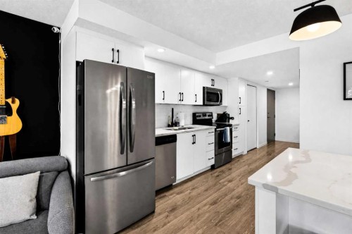 103-1920 11 Avenue Sw, Calgary, AB - Indoor Photo Showing Kitchen