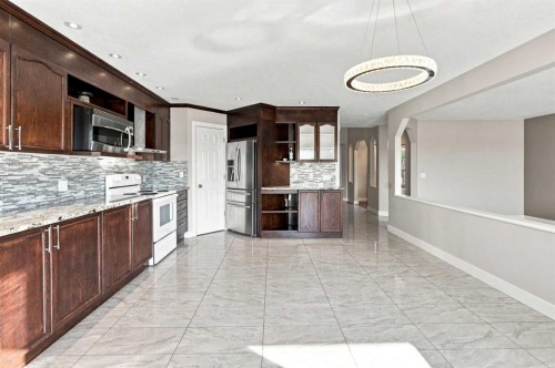 541 Citadel Meadow Bay Nw, Calgary, AB - Indoor Photo Showing Kitchen