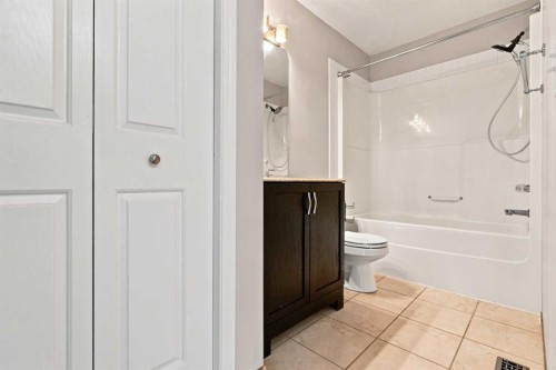 541 Citadel Meadow Bay Nw, Calgary, AB - Indoor Photo Showing Bathroom