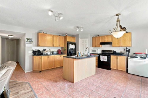 541 Citadel Meadow Bay Nw, Calgary, AB - Indoor Photo Showing Kitchen