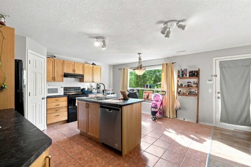 541 Citadel Meadow Bay Nw, Calgary, AB - Indoor Photo Showing Kitchen With Double Sink