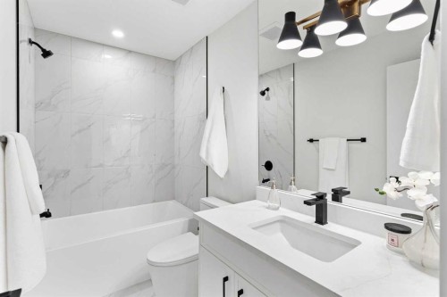 1731 111 Avenue Sw, Calgary, AB - Indoor Photo Showing Bathroom