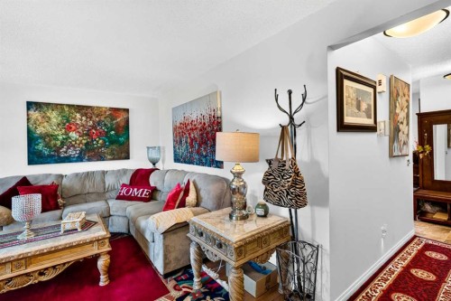 4726 44 Avenue Ne, Calgary, AB - Indoor Photo Showing Living Room