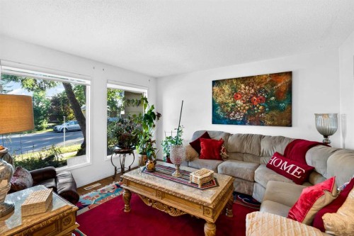 4726 44 Avenue Ne, Calgary, AB - Indoor Photo Showing Living Room