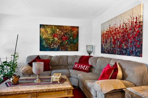 4726 44 Avenue Ne, Calgary, AB - Indoor Photo Showing Living Room