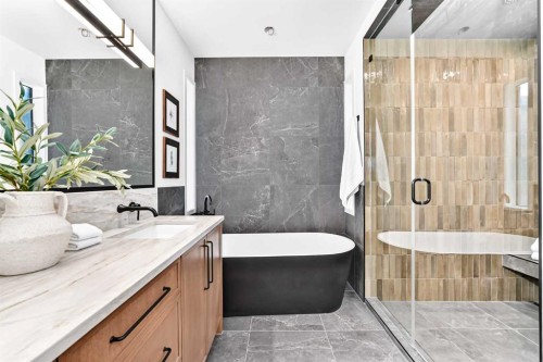 2002 44 Avenue Sw, Calgary, AB - Indoor Photo Showing Bathroom