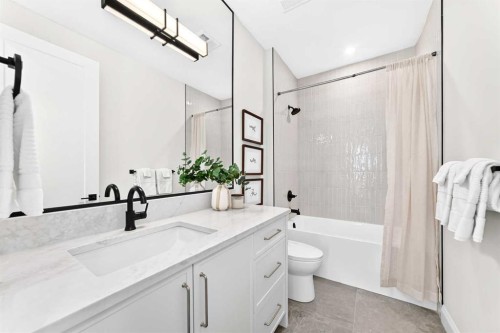 2002 44 Avenue Sw, Calgary, AB - Indoor Photo Showing Bathroom