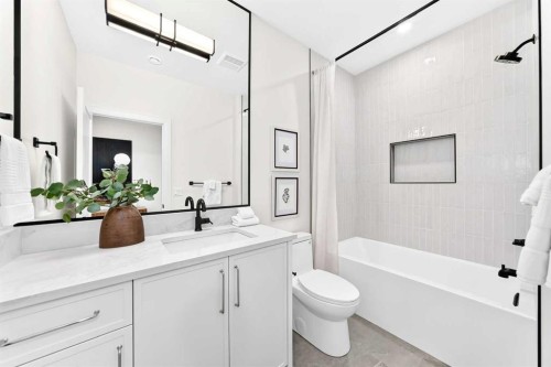 2002 44 Avenue Sw, Calgary, AB - Indoor Photo Showing Bathroom