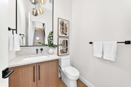 2002 44 Avenue Sw, Calgary, AB - Indoor Photo Showing Bathroom