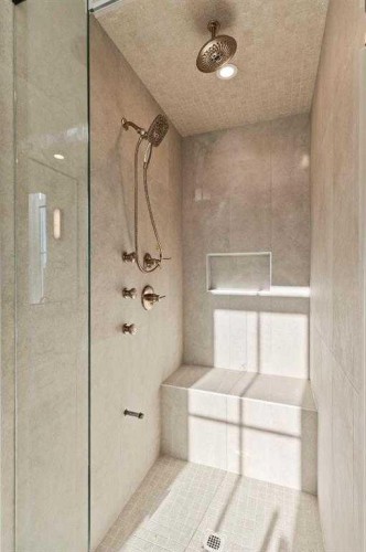 907 36A Street Nw, Calgary, AB - Indoor Photo Showing Bathroom