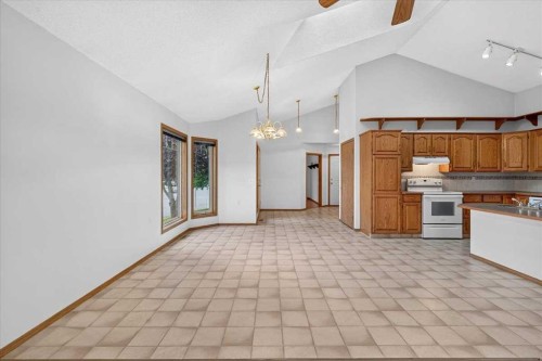 1 Harvest Park Place Ne, Calgary, AB - Indoor Photo Showing Kitchen