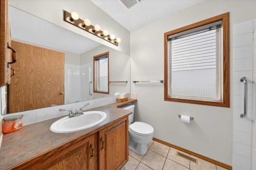 1 Harvest Park Place Ne, Calgary, AB - Indoor Photo Showing Bathroom