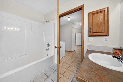 1 Harvest Park Place Ne, Calgary, AB - Indoor Photo Showing Bathroom