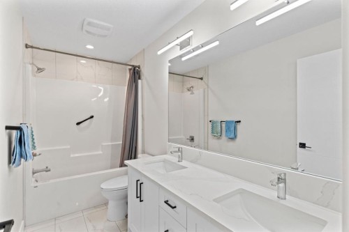 129 Marina Key, Chestermere, AB - Indoor Photo Showing Bathroom