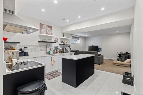 129 Marina Key, Chestermere, AB - Indoor Photo Showing Kitchen With Upgraded Kitchen