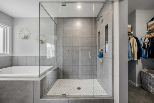 114 Crestbrook Way Sw, Calgary, AB - Indoor Photo Showing Bathroom
