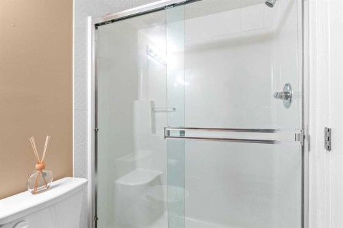 7202-403 Mackenzie Way Sw, Airdrie, AB - Indoor Photo Showing Bathroom
