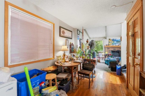 217 23 Avenue Ne, Calgary, AB - Indoor With Fireplace