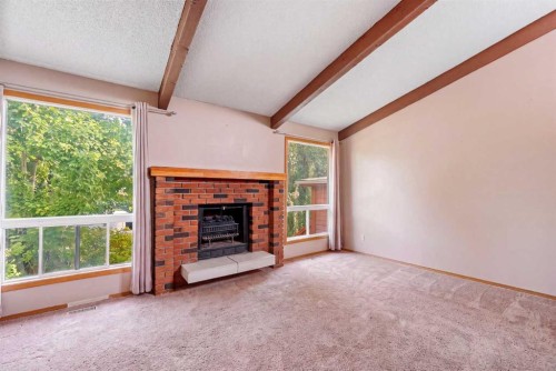 217 23 Avenue Ne, Calgary, AB - Indoor With Fireplace