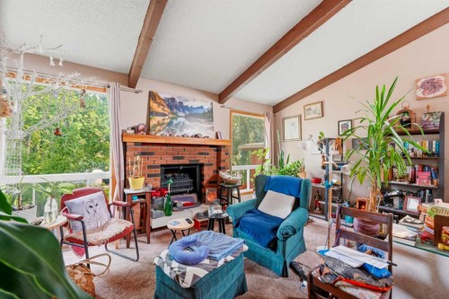 217 23 Avenue Ne, Calgary, AB - Indoor With Fireplace