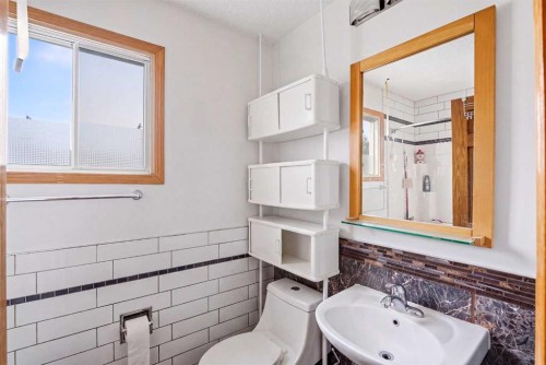 217 23 Avenue Ne, Calgary, AB - Indoor Photo Showing Bathroom