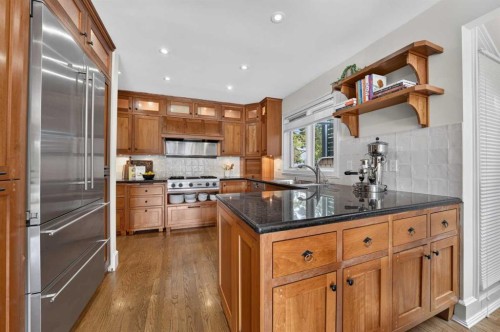 922 Rideau Road Sw, Calgary, AB - Indoor Photo Showing Kitchen