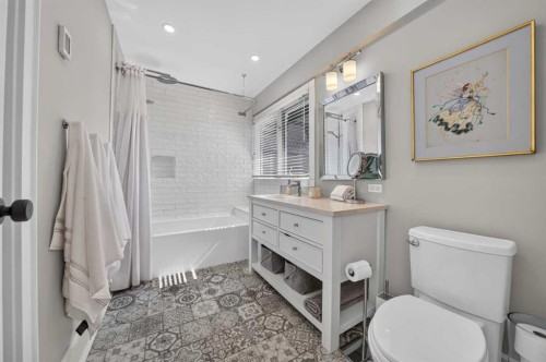 922 Rideau Road Sw, Calgary, AB - Indoor Photo Showing Bathroom