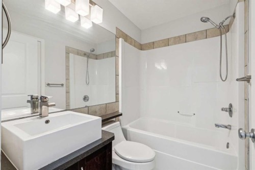 12 Autumn Court Se, Calgary, AB - Indoor Photo Showing Bathroom
