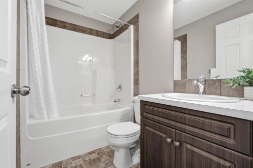 4008 New Brighton Grove Se, Calgary, AB - Indoor Photo Showing Bathroom