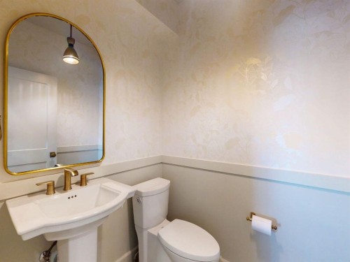 54 Royal Ridge Mount Nw, Calgary, AB - Indoor Photo Showing Bathroom