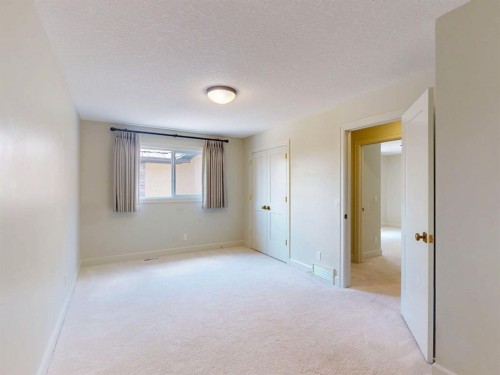 54 Royal Ridge Mount Nw, Calgary, AB - Indoor Photo Showing Other Room