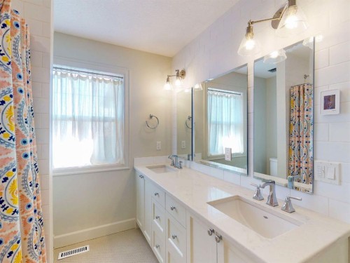 54 Royal Ridge Mount Nw, Calgary, AB - Indoor Photo Showing Bathroom