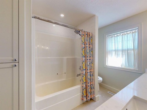 54 Royal Ridge Mount Nw, Calgary, AB - Indoor Photo Showing Bathroom