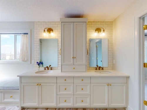 54 Royal Ridge Mount Nw, Calgary, AB - Indoor Photo Showing Bathroom