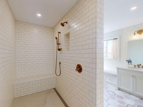 54 Royal Ridge Mount Nw, Calgary, AB - Indoor Photo Showing Bathroom
