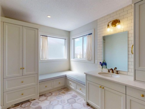 54 Royal Ridge Mount Nw, Calgary, AB - Indoor Photo Showing Bathroom
