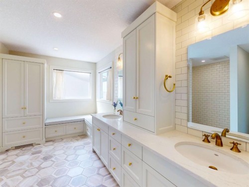 54 Royal Ridge Mount Nw, Calgary, AB - Indoor Photo Showing Bathroom