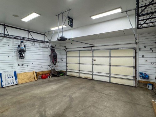 54 Royal Ridge Mount Nw, Calgary, AB - Indoor Photo Showing Garage