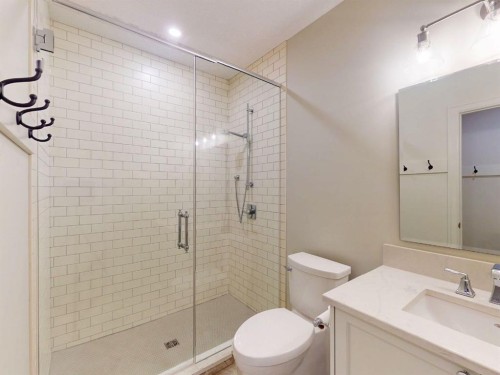 54 Royal Ridge Mount Nw, Calgary, AB - Indoor Photo Showing Bathroom