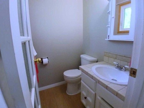 3808 49A Avenue, Innisfail, AB - Indoor Photo Showing Bathroom
