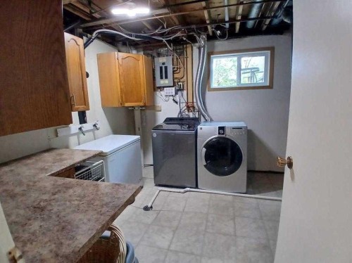 3808 49A Avenue, Innisfail, AB - Indoor Photo Showing Laundry Room