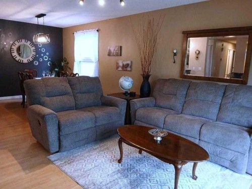3808 49A Avenue, Innisfail, AB - Indoor Photo Showing Living Room