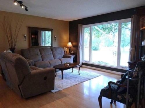 3808 49A Avenue, Innisfail, AB - Indoor Photo Showing Living Room