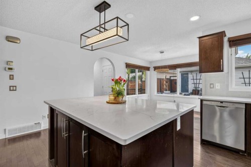 813 Prestwick Circle Se, Calgary, AB - Indoor Photo Showing Kitchen